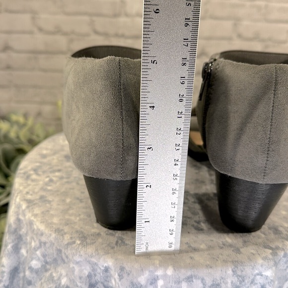 I ❤️ Comfort “Syla” Gray Faux Suede Open Toe Anklewrap Dress Sandals WMS 8M🩶GUC - Picture 9 of 11